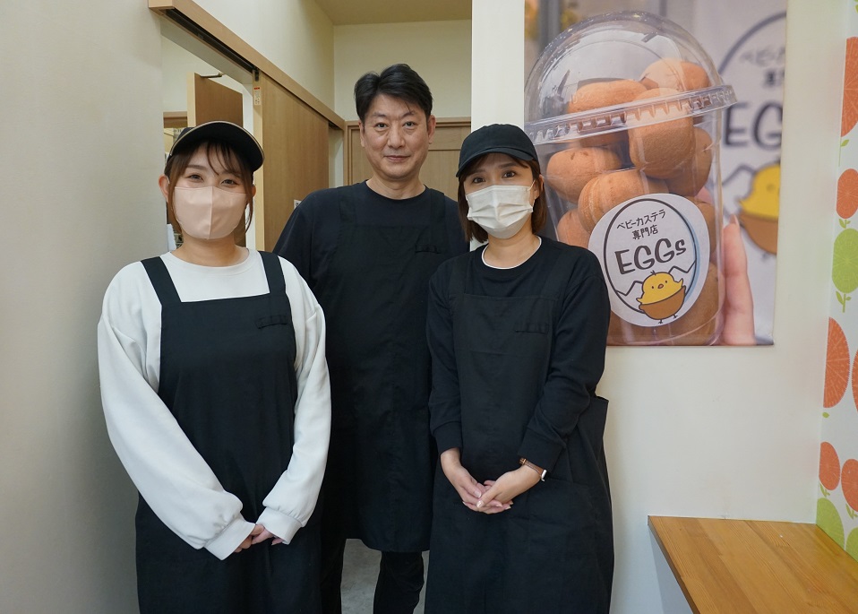 代表の鈴木（中央）です。スタッフと笑顔があふれる店内です。